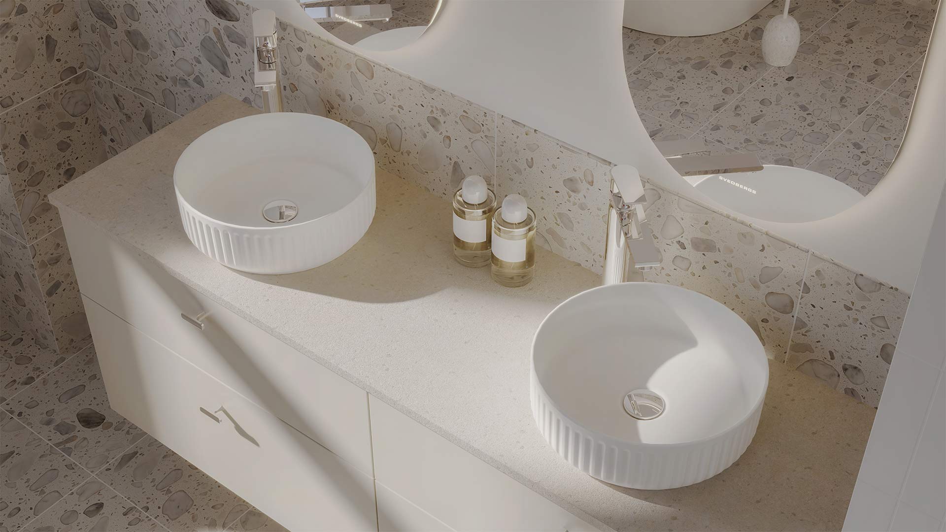Poem underskab 160 cm i farven sand monteret på væg. Lys bordplade og to porcelænshåndvaske samt to ovale spejle.